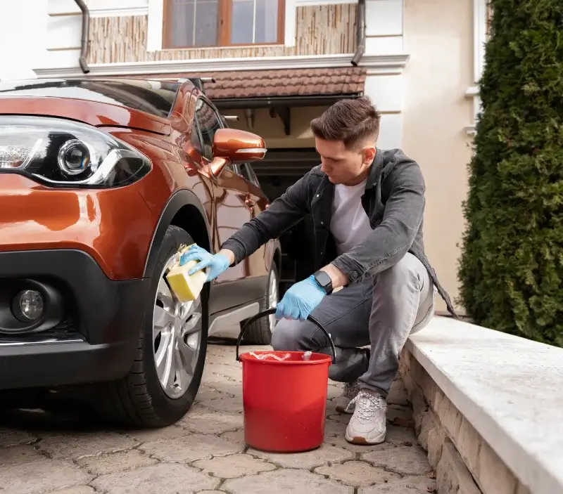 Lavage auto à domicile Schweighouse-Thann : professionnel intervenant sur un véhicule